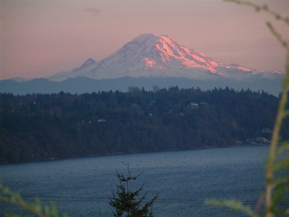 Three Tree Point Bed And Breakfast Burien Екстериор снимка